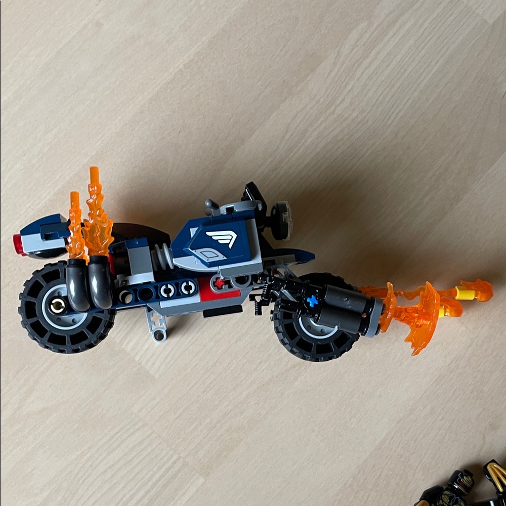 LEGO Set 76123 Captain America: Outriders Attack - Picture 4 of 8